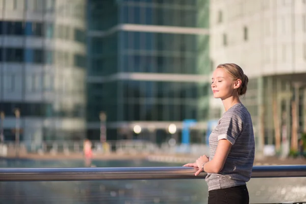 Girl walking at La Defense in Paris — Stock Photo, Image