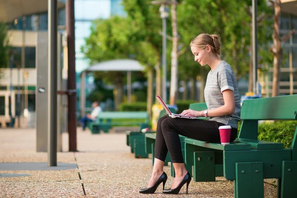 Ung affärskvinna som arbetar på sin laptop — Stockfoto