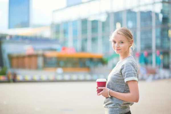Jonge mooie vrouw met haar koffiepauze — Stockfoto