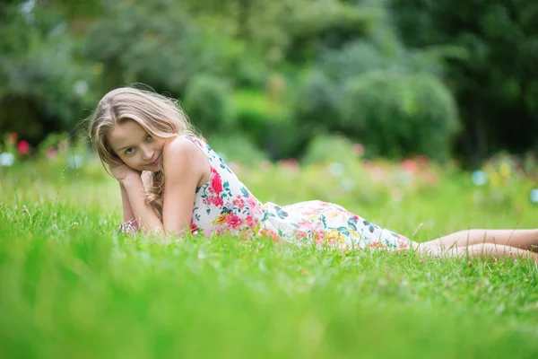 Mooi meisje op het platteland — Stockfoto