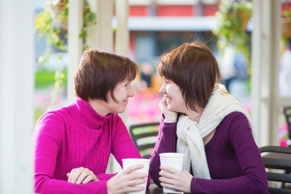 Moeder en dochter in café — Stockfoto