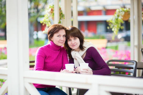 Madre e hija en la cafetería — Foto de Stock