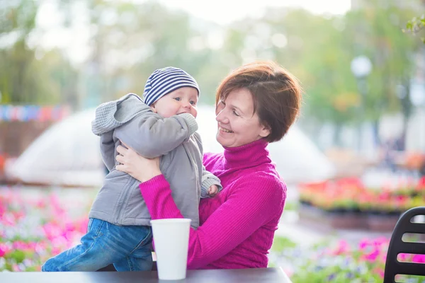 Mormor och barnbarn i café — Stockfoto