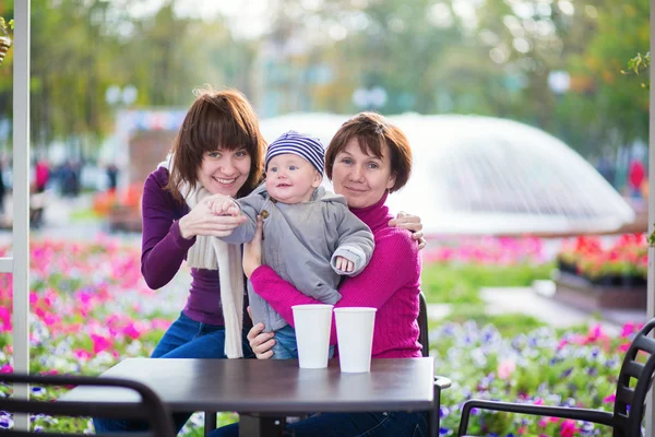 Mormor, mamma och Lille son i café — Stockfoto