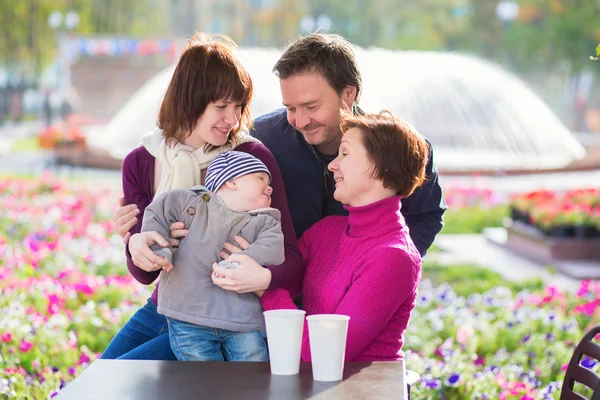 Glad familj på fyra att ha roligt tillsammans — Stockfoto