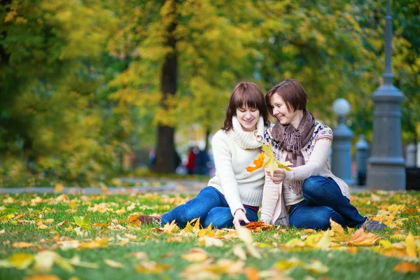 Moeder en dochter op een heldere herfstdag — Stockfoto