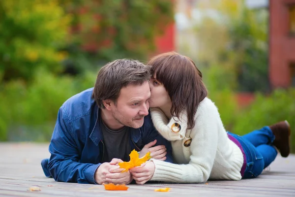 Glückliches Liebespaar an einem Herbsttag im Freien — Stockfoto