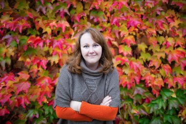 Smling kadın bir sonbahar gününde