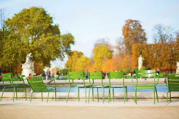 Traditional green chairs in Tuileries garden — Stock Photo, Image