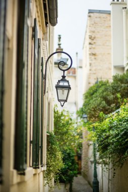 Paris sakin bir sokakta güzel fener