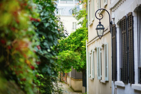 Lâmpada bonita em uma rua calma de Paris — Fotografia de Stock