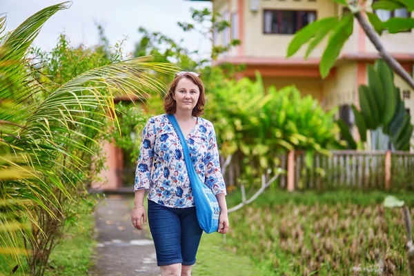 Touristenspaziergang in der Nähe der Reisfelder in ubud, bali — Stockfoto