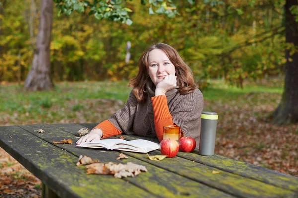 Dziewczyna czytająca książkę w parku — Zdjęcie stockowe