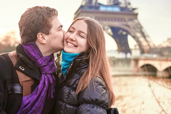 Ungt par spendera alla hjärtans dag i Paris — Stockfoto