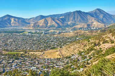 Santiago eteklerinde Andes Dağları ile görünümünü