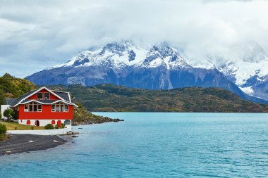 Torres del Paine Pehoe göl kenarında kırmızı ev