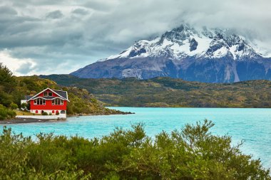 Torres del Paine Pehoe göl kenarında kırmızı ev