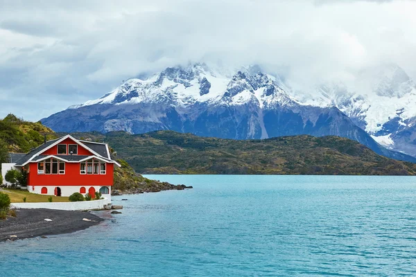 Czerwony dom nad jeziorem Pehoe w Torres del Paine — Zdjęcie stockowe