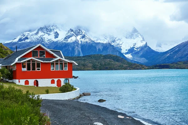 Czerwony dom nad jeziorem Pehoe w Torres del Paine — Zdjęcie stockowe