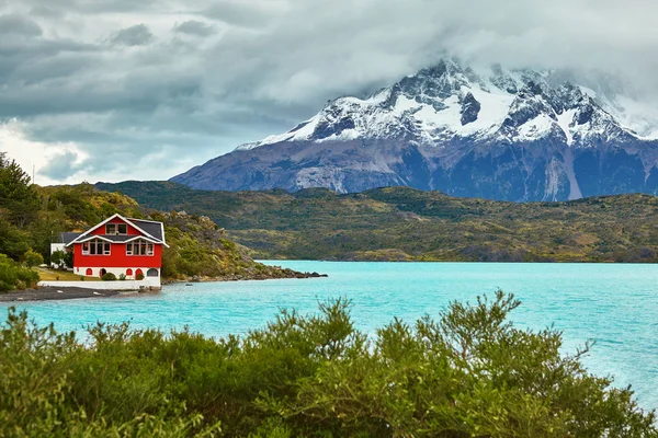 Czerwony dom nad jeziorem Pehoe w Torres del Paine — Zdjęcie stockowe