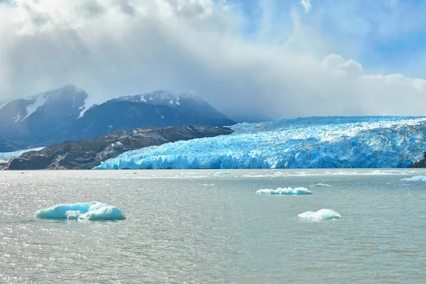 Μπλε παγόβουνα στο γκρι παγετώνα της Torres del Paine — Φωτογραφία Αρχείου