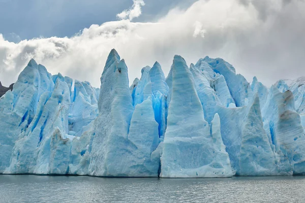 Iceberg blu al ghiacciaio Grey a Torres del Paine — Foto Stock