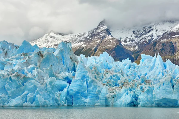 Blå isberg på grå Glacier i Torres del Paine — Stockfoto