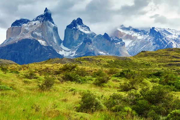 Malerischer Blick auf die Berge der cuernos del paine — Stockfoto