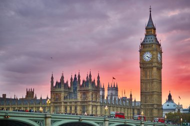 Big Ben ve Westminster Köprüsü gün batımında, Londra, İngiltere 