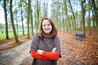 Orman veya park bir sonbahar gününde neşeli kız