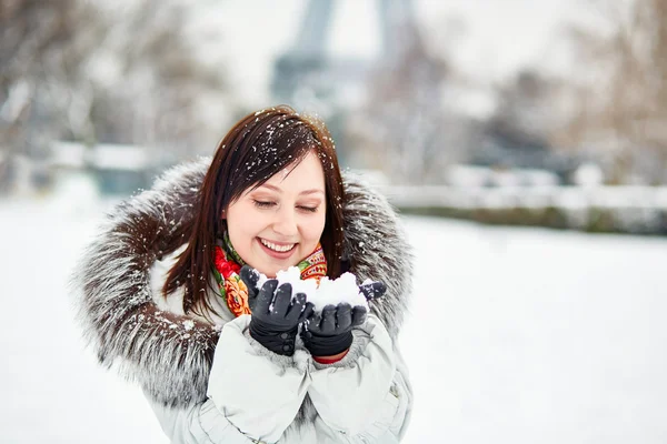 Chica disfrutando de raro día de invierno nevado en París — Foto de Stock