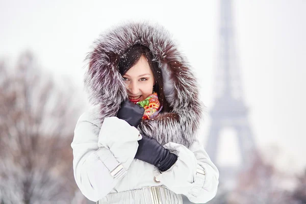 Mädchen genießt seltenen verschneiten Wintertag in Paris — Stockfoto
