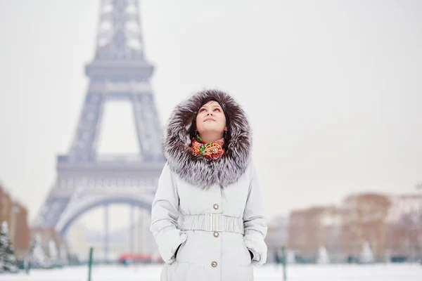 パリで珍しい雪に覆われた冬の日を楽しむ女の子 — ストック写真