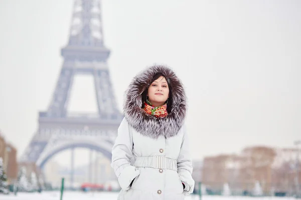 パリで珍しい雪に覆われた冬の日を楽しむ女の子 — ストック写真