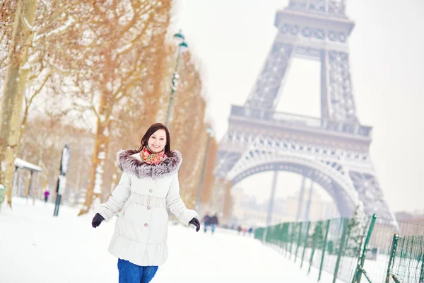 Girl enjoying rare snowy winter day in Paris — Stock Photo, Image