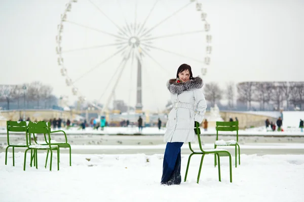 パリで珍しい雪に覆われた冬の日を楽しむ女の子 — ストック写真