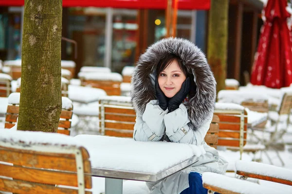 パリで珍しい雪に覆われた冬の日を楽しむ女の子 — ストック写真