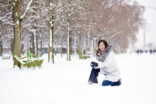 Girl enjoying rare snowy winter day in Paris — Stock Photo, Image