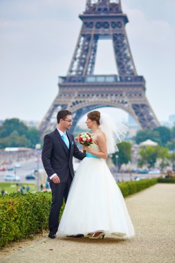 Sadece evli çift Paris'te Eyfel Kulesinin yakınında
