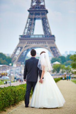 Sadece evli çift Paris'te Eyfel Kulesinin yakınında