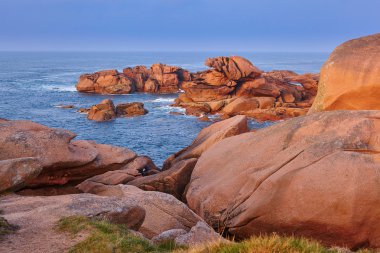 Gün batımında pembe granit kıyılarının doğal görünümü