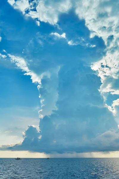 Τεράστιο σύννεφο μακρινό με βροχή πάνω από τη θάλασσα — Φωτογραφία Αρχείου