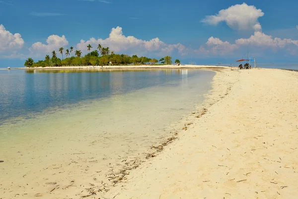 Doskonałe tropikalnej wyspie z długi język piasku — Zdjęcie stockowe