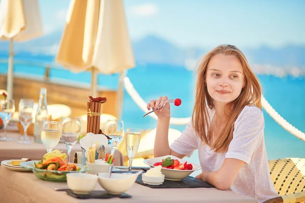 Schöne junge Frau isst Früchte — Stockfoto