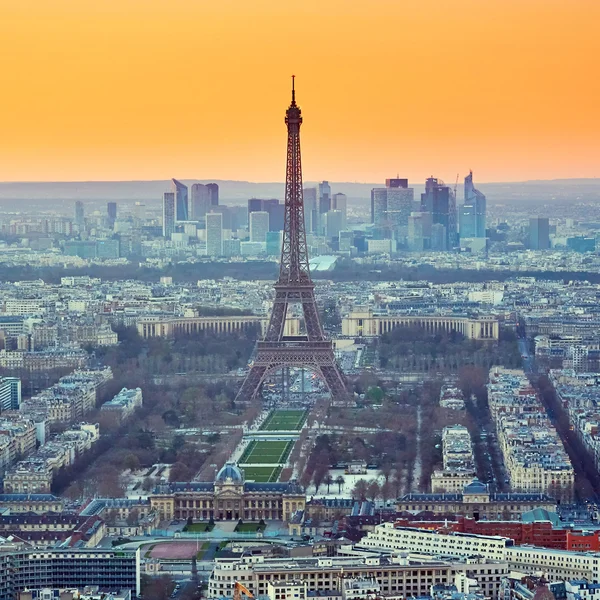 Torre Eiffel ao pôr do sol — Fotografia de Stock