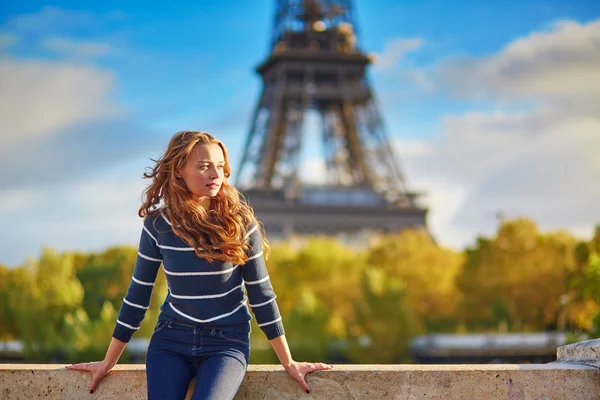 Mädchen in Paris an einem Frühlings- oder Herbsttag — Stockfoto