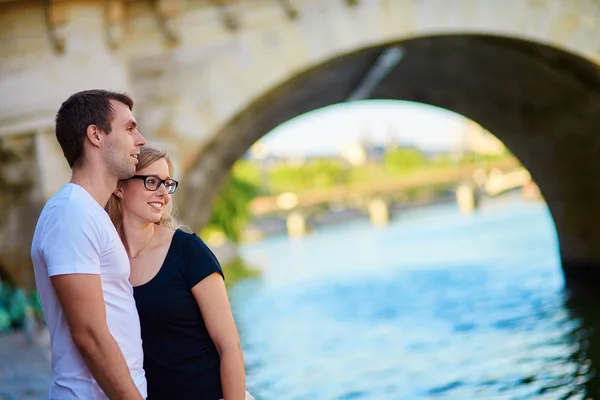 Young couple in Paris on the embankment — Stock Photo, Image