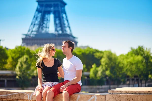 Feliz joven pareja en París —  Fotos de Stock