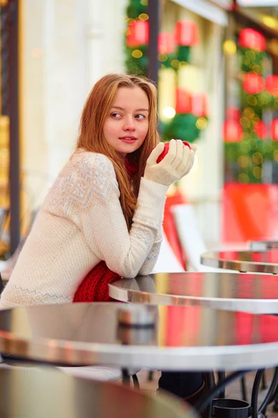 Κορίτσι σε παρισινό café την περίοδο των Χριστουγέννων — Φωτογραφία Αρχείου
