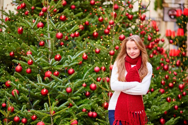 Fille avec un arbre de Noël brillamment décoré — Photo